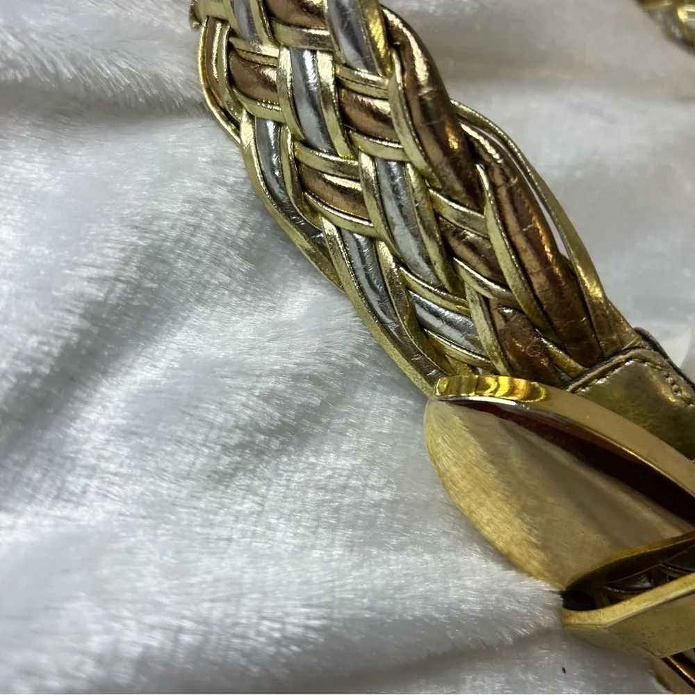 Vintage women’s S/M gold and silver‎ metallic belt. 70s 80s retro look.